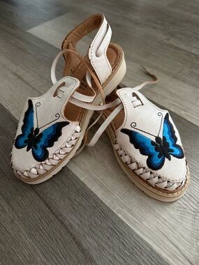 Othr Beige Kids Leather Sandals with Blue Butterfly